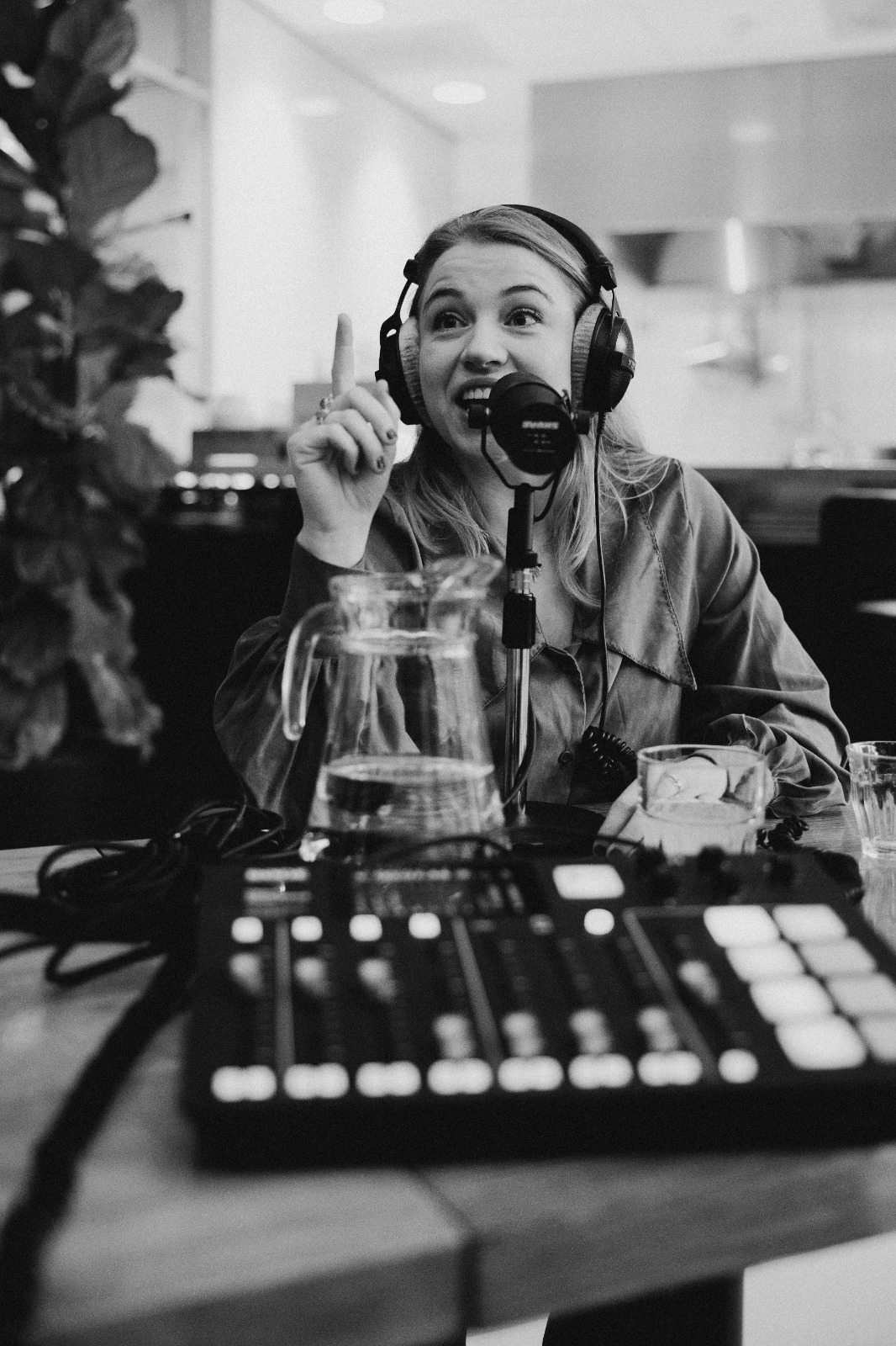 Vrouw in studio met koptelefoon op